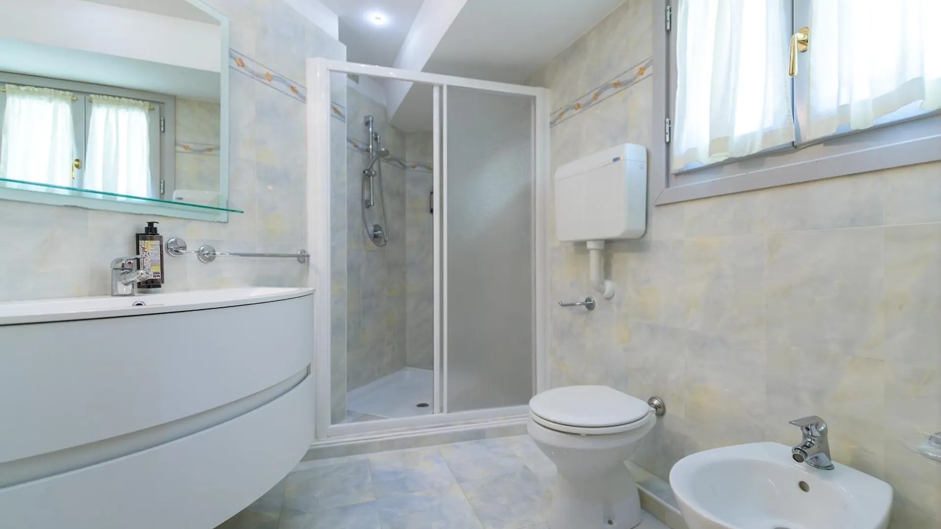 Hotel Garda Bellevue Limone sul Garda 4*,  Italy